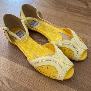 NIB Betty Page Flat Fruit Yellow Sandals Size 9